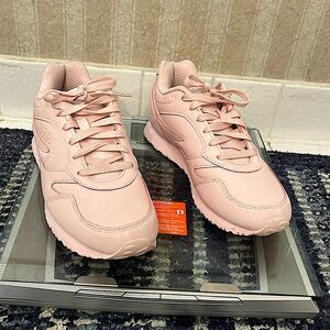 Women’s tennis shoe size 9 1/2,